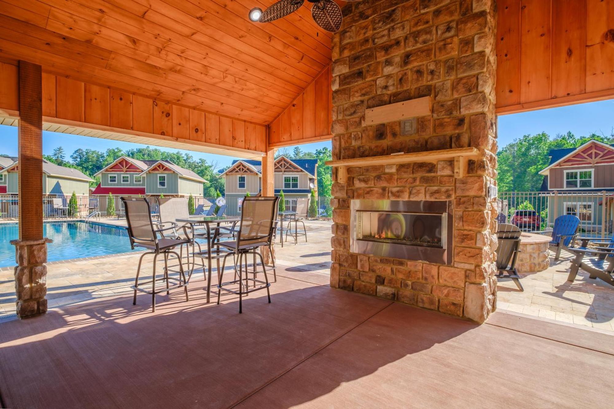 Moonshine Manor By Eden Crest Chalet