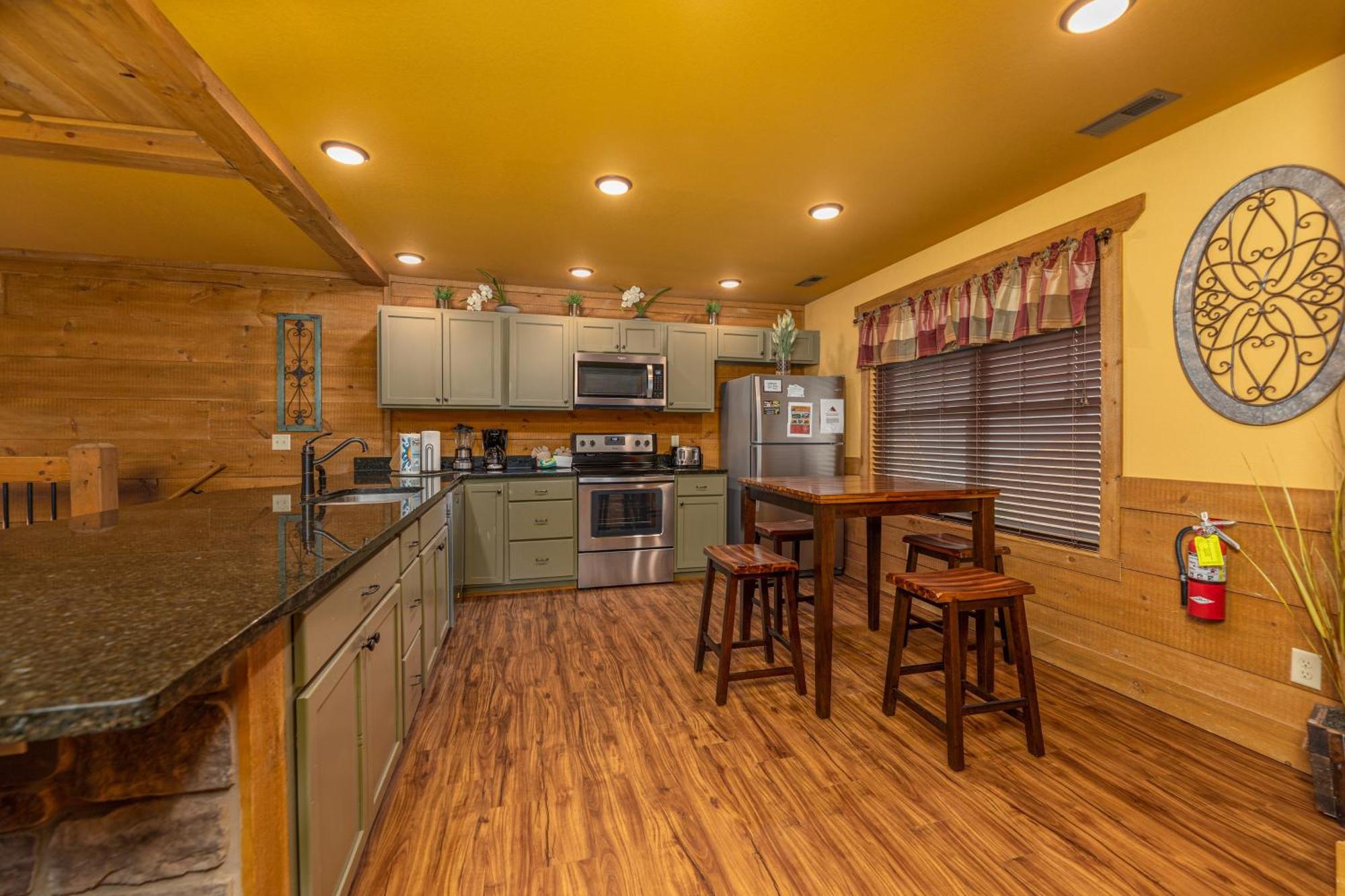 Moonshine Manor By Eden Crest Chalet